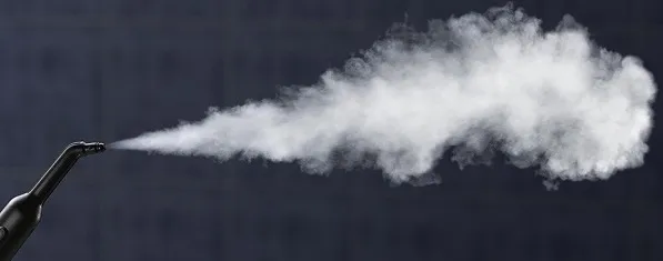 Jet de vapeur sèche projeté par un nettoyeur professionnel, traitement anti-punaises sans produit chimique